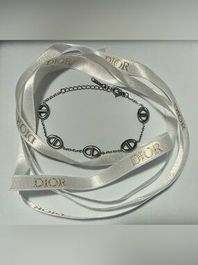 Elegant Bracelet in Silvertone